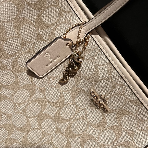 NEW WITH TAGS COACH LEATHER DRAGON PURSE - Picture 3 of 6